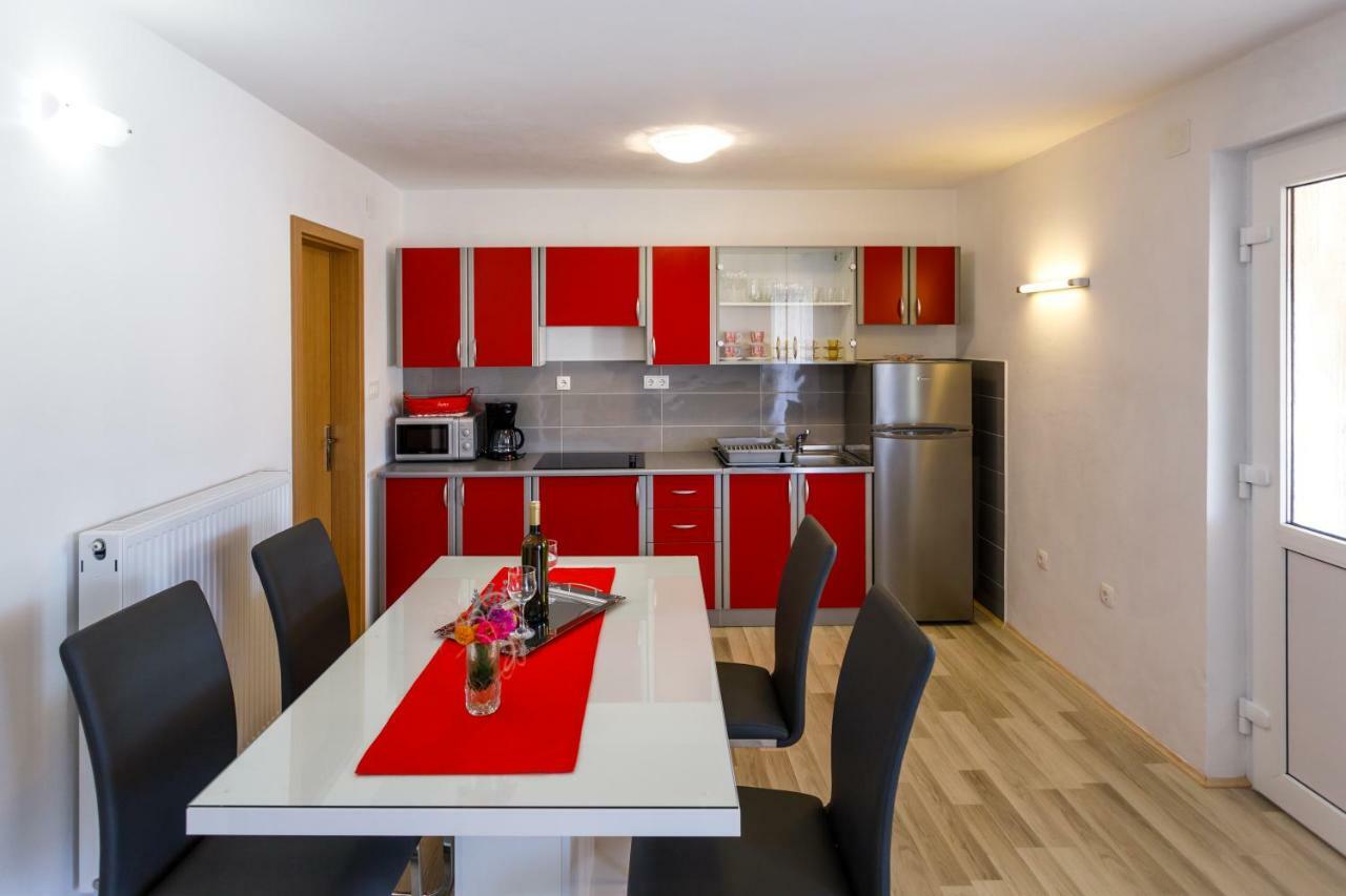 Apartman Dobrila Vrh  エクステリア 写真