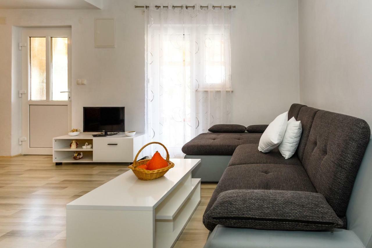 Apartman Dobrila Vrh  エクステリア 写真