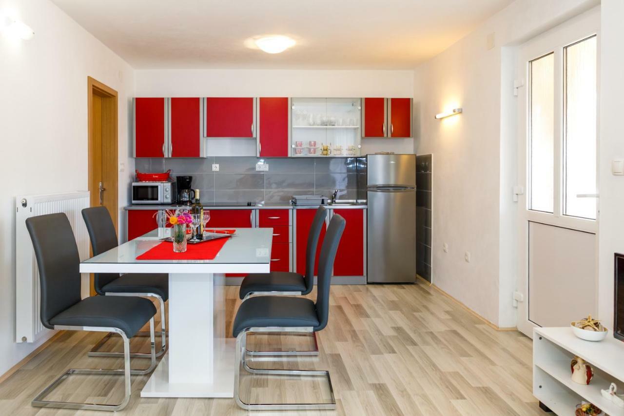 Apartman Dobrila Vrh  エクステリア 写真